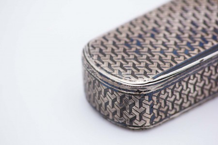 Caixa de rapé em prata nielada de forma elíptica